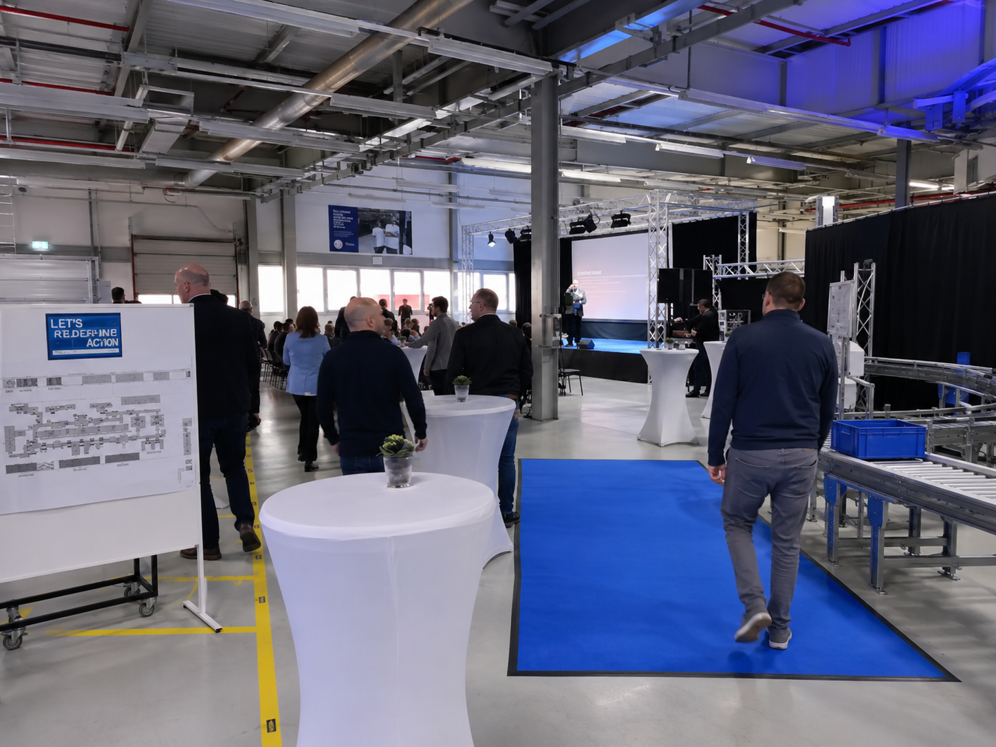 Einweihung einer Produktionsstraße mit Bühne, Präsentationstechnik und Stehtischen