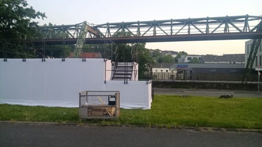 Moderatorenbühne Schwebebahnlauf